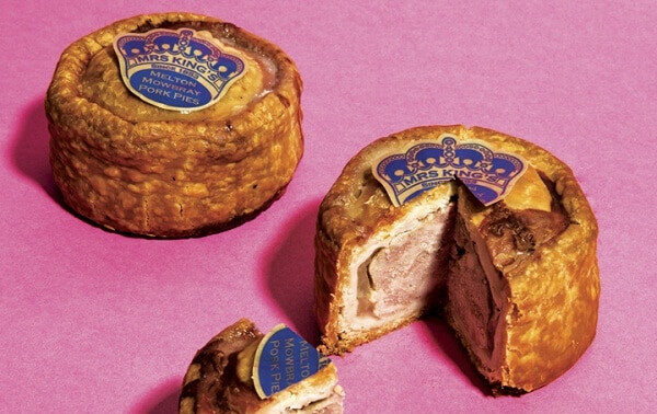 Alt: Bánh Pork Pie - món ăn độc đáo của London với lớp vỏ giòn rụm. Nguồn ảnh: https://dulichfun.com/wp-content/uploads/2017/12/Mon-ngon-london-nen-thu-3.jpg