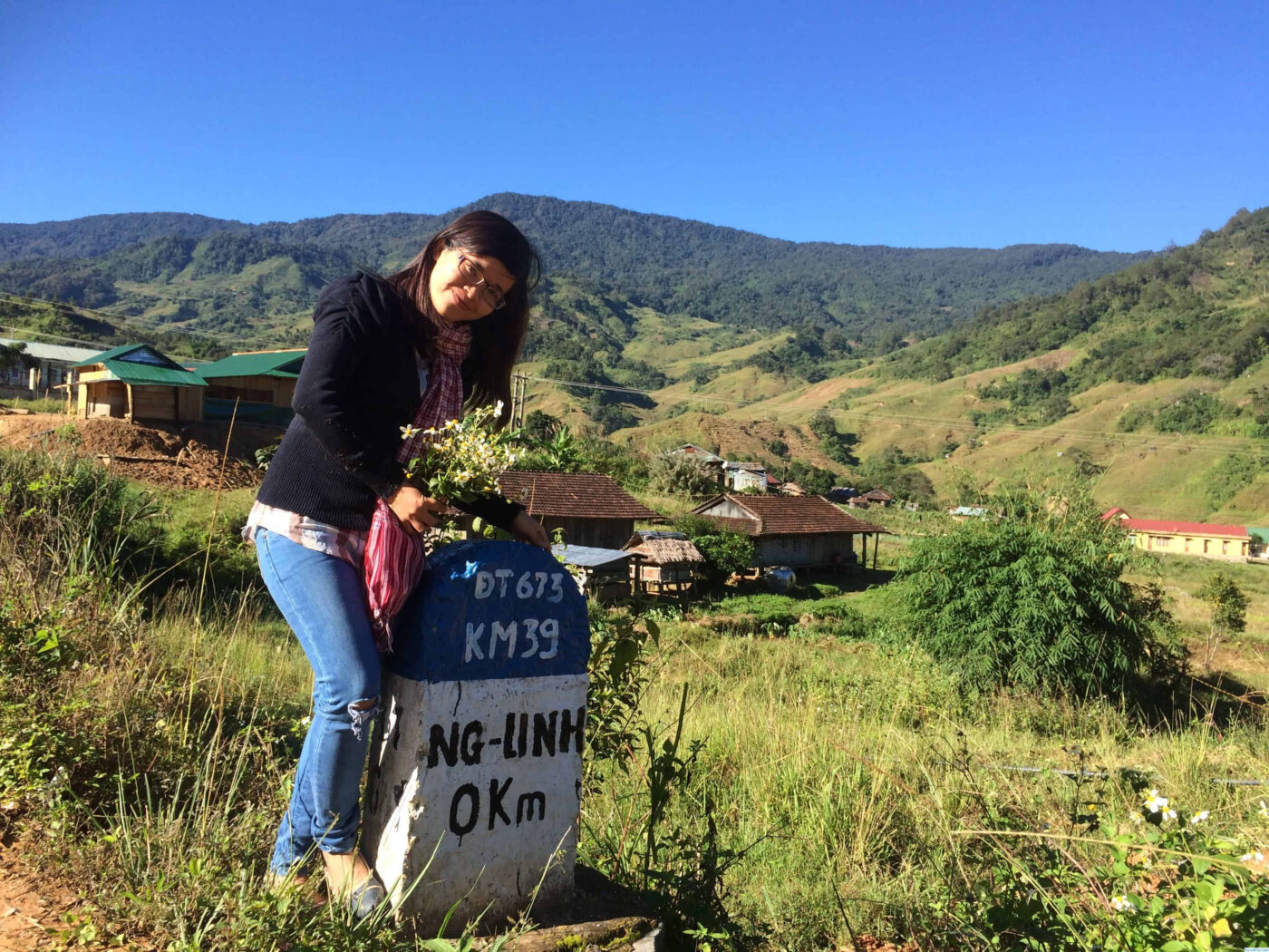 alt: Cung đường lên đỉnh Ngọc Linh hùng vĩ, bao quanh là cây cối xanh tươi và mây trời bồng bềnh.