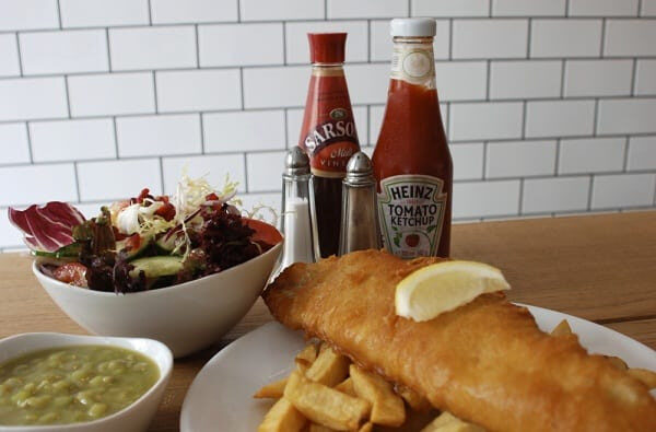 Alt: Fish and Chips - món ăn đường phố kinh điển của London. Nguồn ảnh: https://dulichfun.com/wp-content/uploads/2017/12/Mon-ngon-london-nen-thu-4.jpg