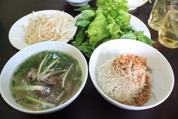 alt text: Phở khô (phở hai tô) - đặc sản Gia Lai