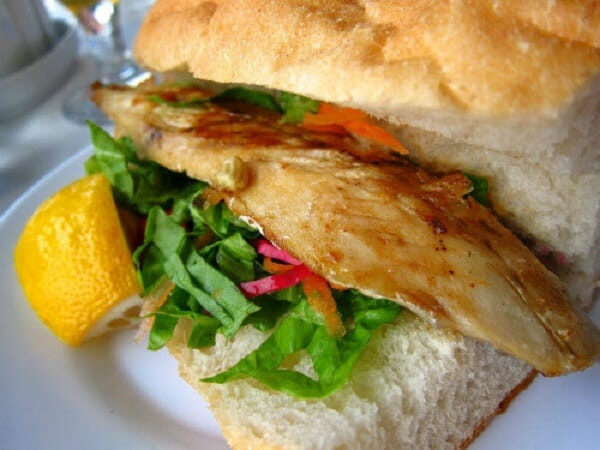 alt=Sandwich cá Balik Ekmek, đặc sản của Thổ Nhĩ Kỳ, được bán trên thuyền dọc eo biển Bospho