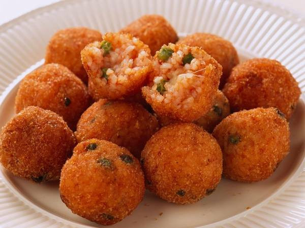 Arancini theo tiếng Italy nghĩa là trái cam nhỏ. Những viên cơm vỏ giòn tan, nhân béo ngậy với phô mai, đậu, gà hoặc bò xay. Món ăn này có nguồn gốc từ vùng Sicily vào thế kỷ 10.