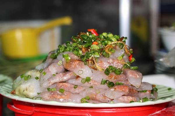 Bánh bột lọc có hai loại mặn, ngọt. Bánh mặn được làm bằng nhân tôm hoặc thịt ba chỉ với nấm mộc nhĩ, còn bánh ngọt làm bằng nhân đậu xanh (thường gọi là bánh chay).