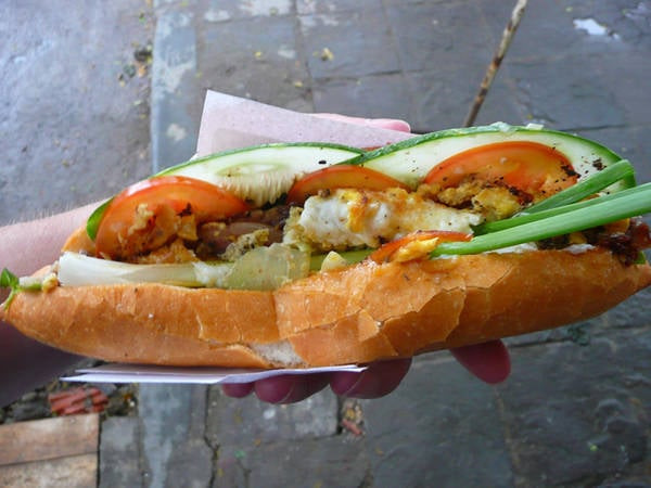 Bánh mì - Biểu tượng ẩm thực Việt Nam, kết hợp nhiều nguyên liệu hấp dẫn.