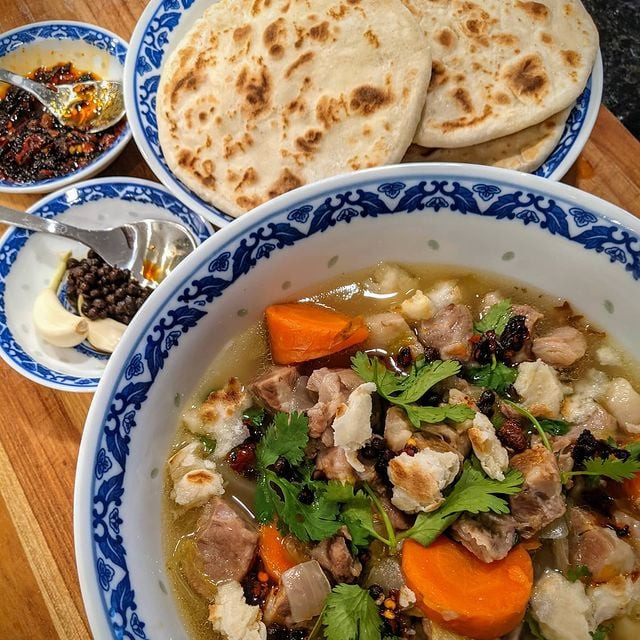 Bánh mì chan canh thịt cừu