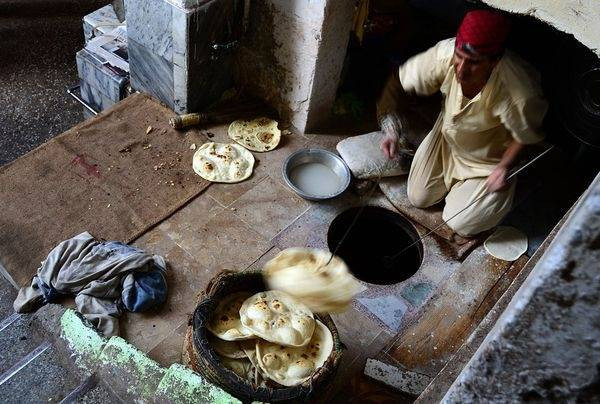 Bánh mì dẹt nướng ở Pakistan