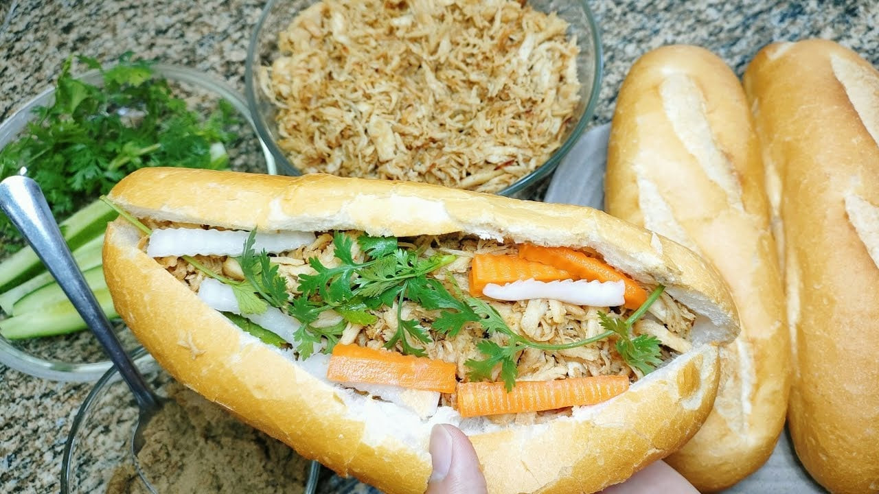 Bánh mì gà xé