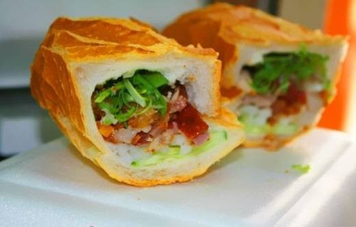 Bánh mì heo quay tại Đặng Chất luôn giòn và nóng hổi, là lựa chọn tuyệt vời cho bữa ăn nhẹ. (Ảnh: Internet)