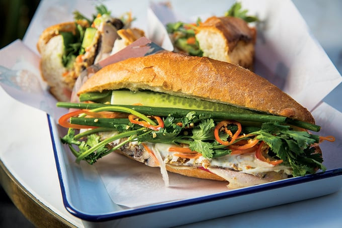 Bánh mì kẹp thịt, pa tê và rau củ, là một trong những món ăn đường phố nổi bá ở Hà Nội.