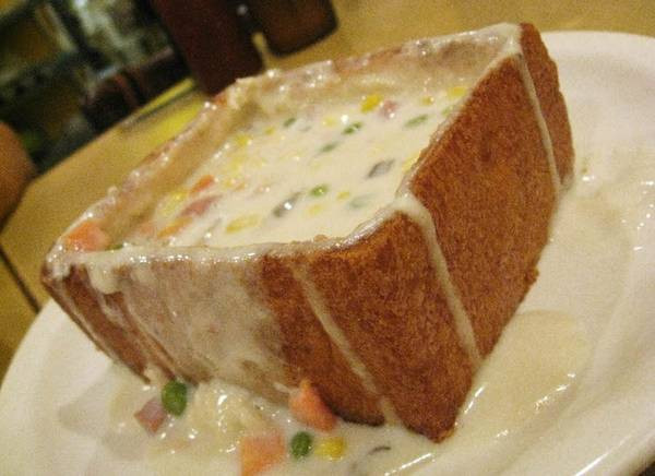 Bánh mì quan tài được chế biến từ các nguyên liệu tươi ngon và đa dạng.