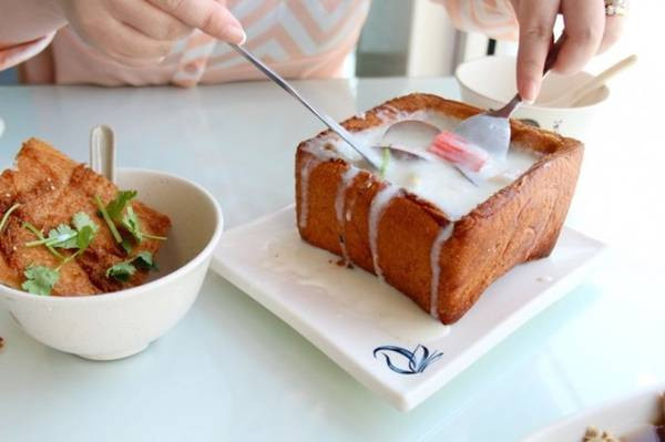 Bánh mì quan tài là món ăn thường thấy tại các chợ đêm đông đúc ở Đài Loan.