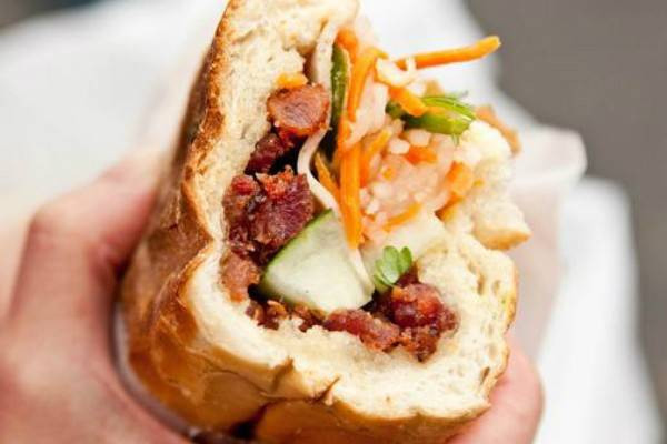 Bánh mì Việt Nam với nhân phong phú.