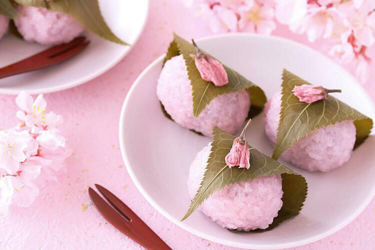 Bánh Mochi hoa anh đào với màu sắc bắt mắt và hương vị đặc trưng.
