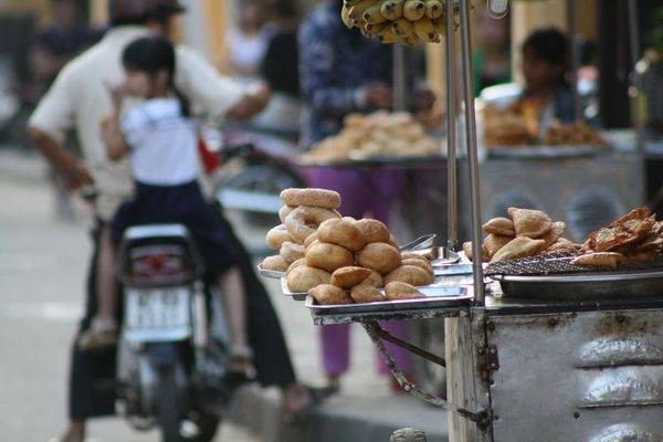 Bánh tiêu trên phố Hội An, Việt Nam