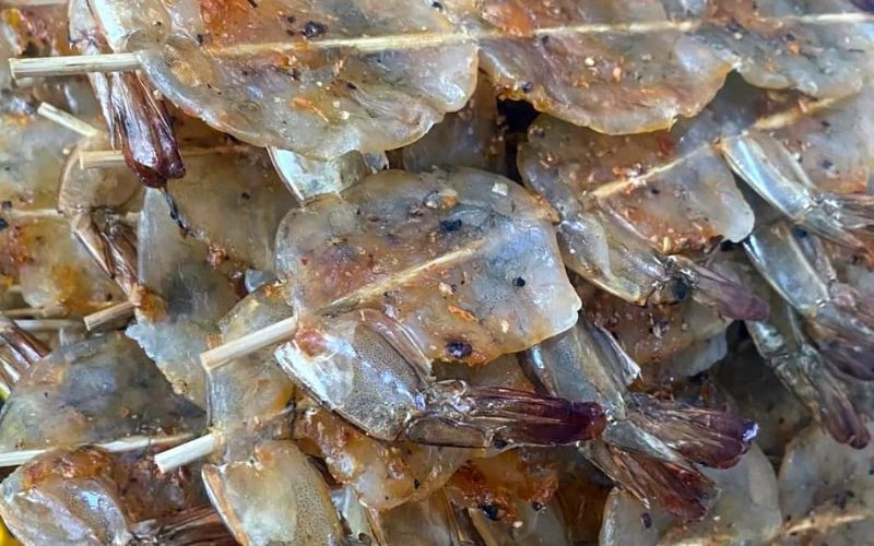 Tôm lụi – món đặc sản đất mũi Cà Mua giá tuy cao nhưng vẫn cháy hàng