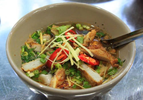 Bát bánh canh nóng hổi phát huy tác dụng giữa đêm lạnh. Ảnh: Tiêu Phong.