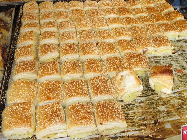 Bourekas - bánh nhân khoai tây, pho mát và thịt.