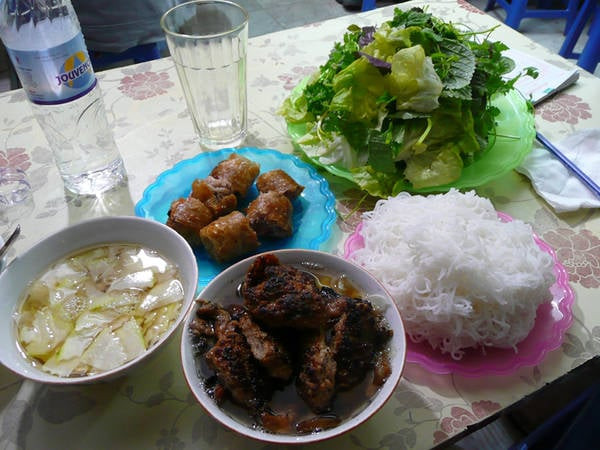 Bún chả - Đặc sản nổi bật của Hà Nội với thịt nướng thơm ngon.