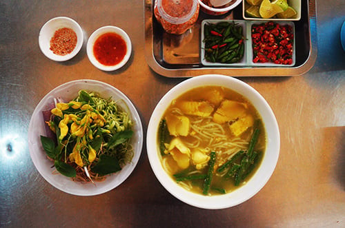 Bún Num-bò-chóc với màu vàng hấp dẫn.