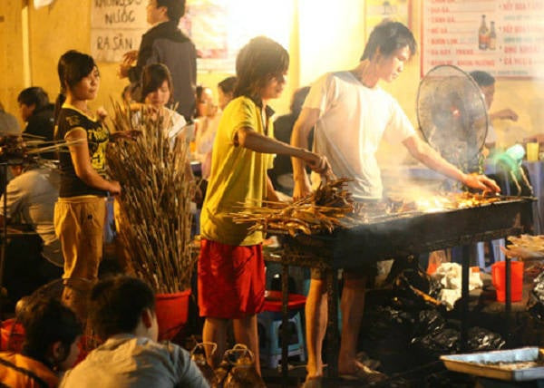 Chân gà nướng nóng hổi.