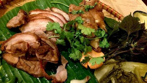 Chân giò muối chiên giòn ăn kèm rau cải chua ngon “tê lưỡi”.