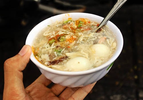 Chén súp cua nóng hổi với màu sắc bắt mắt. Ảnh: Đồng Diệp Huyền