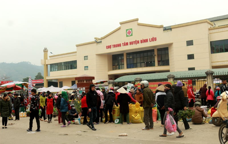Chợ phiên Bình Liêu, nơi tụ hội của nhiều món đặc sản.