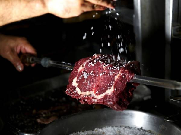 Churrasco, một loại thịt nướng nổi tiếng, thường được phục vụ trong các bữa tiệc tại Brazil.