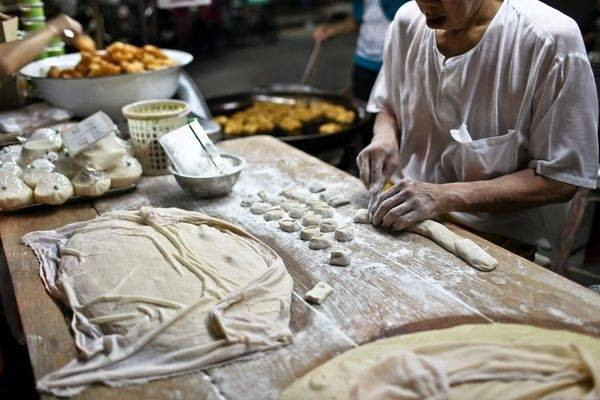 Công đoạn làm bánh rán ở Pratunam, Thái Lan