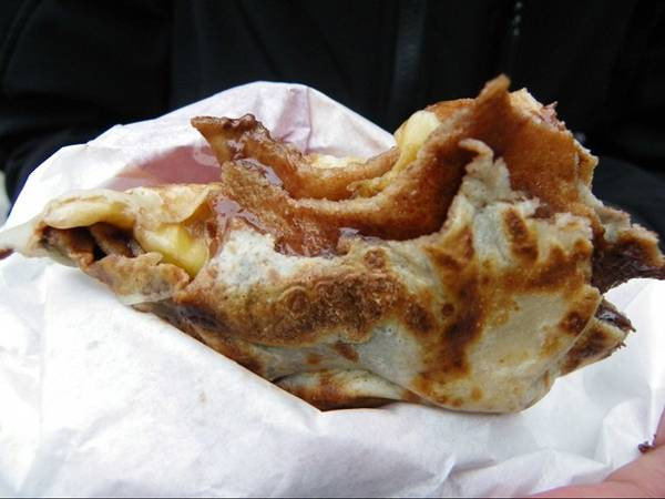 Crêpes là món bánh được yêu thích ở Paris