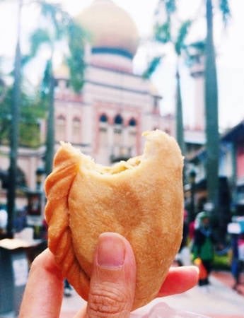 Curry puff là món bánh khá phổ biến ở Singapore, chúng có hình dáng khá giống với bánh gối của nước ta. Món bánh này được làm từ nước sốt cà ri, thịt, khoai tây và trứng. Curry puff có hương vị khá lạ miệng nhưng không kém phần thơm ngon và hấp dẫn.