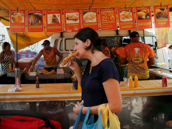 Feira, nơi mua sắm thức ăn đường phố, là trải nghiệm thú vị khi khám phá ẩm thực Brazil.