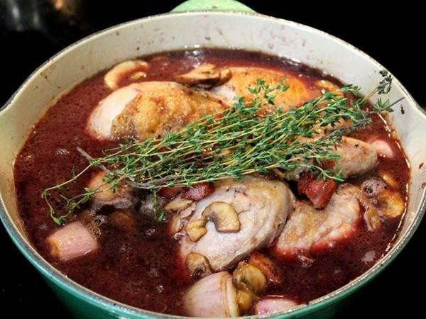 Gà Coq au Vin - món ăn truyền thống vùng Burgundy