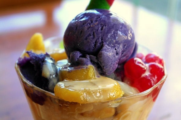 Halo-Halo là món tráng miệng tuyệt ngon ở Philippines với đá bào trong cốc hoặc bát, sau đó được phủ lên bởi trái cây, xi rô, trân châu, thạch, mứt khoai lang tím...