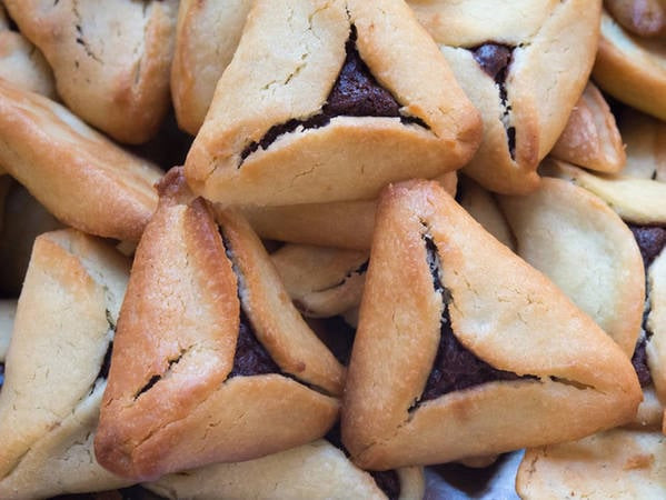 Hamantaschen - bánh ngọt hình tam giác với nhân đa dạng.