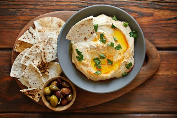 Hummus - món sốt kem đậu gà truyền thống của ẩm thực Israel.