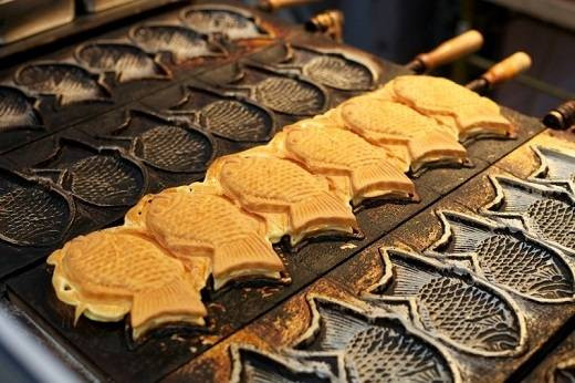 Khi thưởng thức Taiyaki, bạn sẽ thấy sự hòa quyện tuyệt vời giữa lớp vỏ bánh thơm lừng cùng nhân bên trong là lớp nhân đậm đà khá là thú vị đấy.