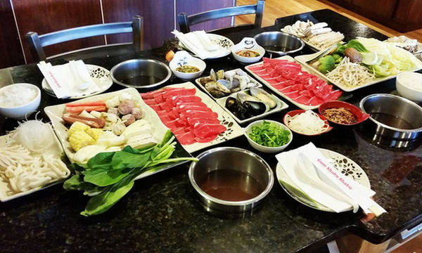 Mâm lẩu Shabu-Shabu đầy đủ các nguyên liệu tươi ngon. Ảnh: Groupon