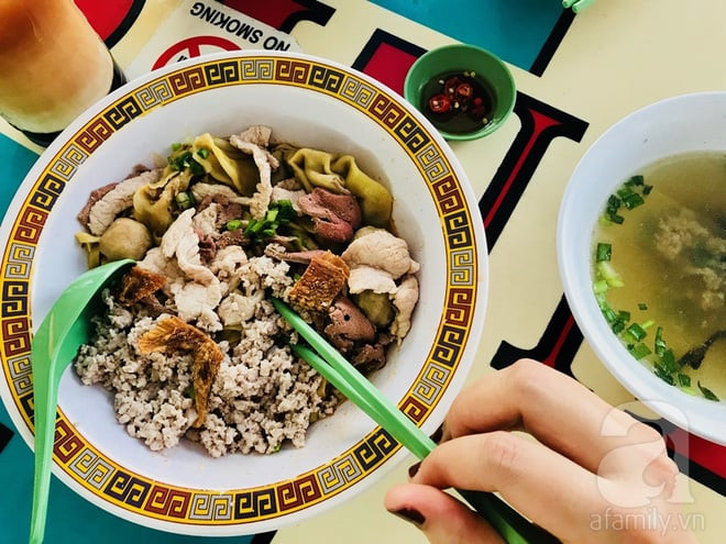 Mì thịt lợn to lớn, hấp dẫn, hương vị thơm ngon.