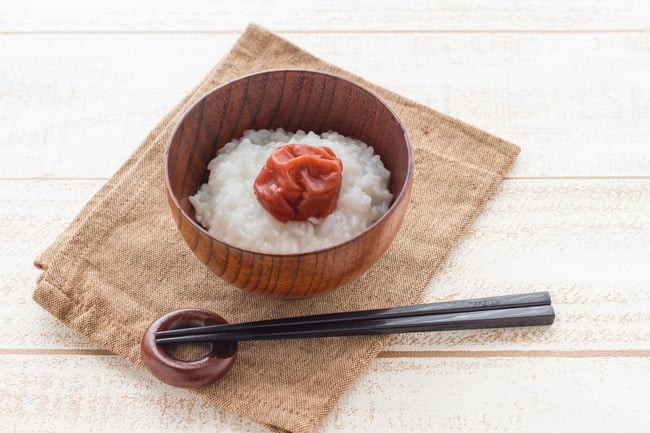 Mơ muối Umeboshi và bát cơm trắng