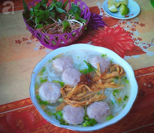 Mỗi tô bún mọc không thể thiếu hành phi.