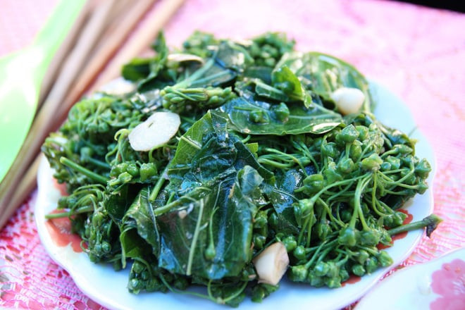 Món ăn lá ngón xào tỏi đặc sản của Mường So