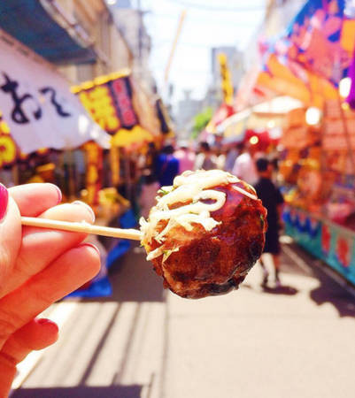 Món bánh bạch tuộc Takoyaki của Nhật Bản đã nổi tiếng bởi sự hấp dẫn và thơm ngon. Đây là một trong những món ăn vặt đường phố rất được yêu thích tại đất nước mặt trời mọc. Món bánh hình tròn được chiên giòn lớp vỏ ngoài với phần nhân bạch tuộc giòn giòn, sần sật rất thú vị.