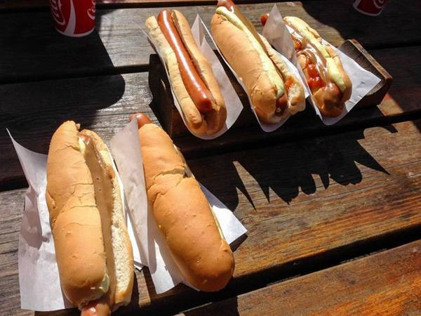 Món bánh mì xúc xích ở Iceland