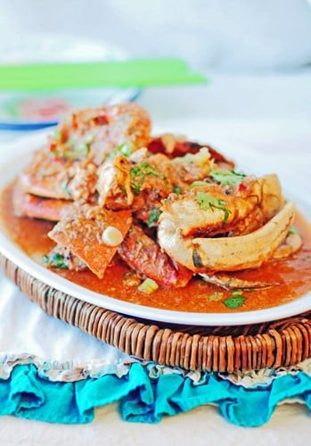 Món cua sốt cay Chili Crab là món ăn nổi tiếng của Singapore mà hầu hết khách du lịch tới đây đều muốn thưởng thức. Chili Crab bao gồm cua nấu với cà chua và được rưới sốt ớt, có thể được tìm thấy trong thực đơn của bất kỳ nhà hàng hải sản nào ở Singapore. Nếu bạn là một người yêu hải sản, món ăn này dành cho bạn.