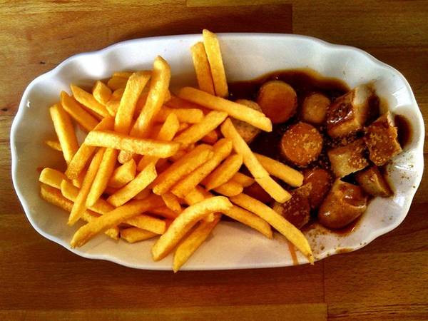 Món Currywurst là loại đồ ăn đường phố đặc trưng ở Đức
