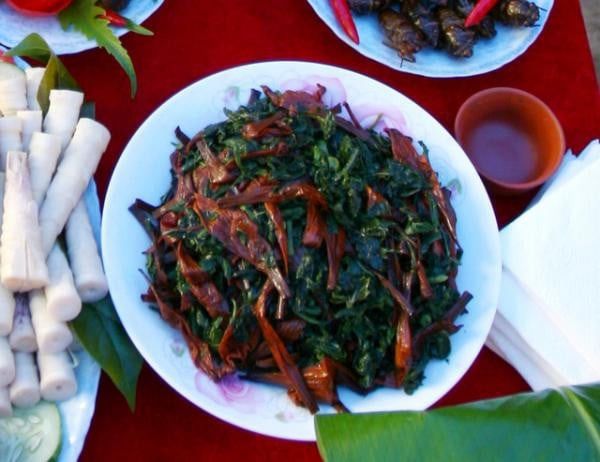 Món lá ngón xào tỏi trong bữa ăn của người Thái Trắng