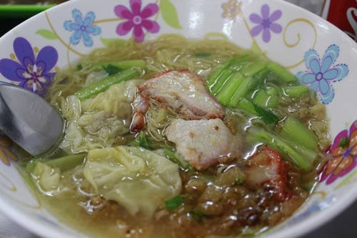 Món này có bán ở 28 Bạch Đằng (mở cửa 17h30 - 22h), B7 Chung cư Phan Bội Châu (17h - 23h). Giá một tô 35.000 - 55.000 đồng. Ảnh: Tiểu Văn.