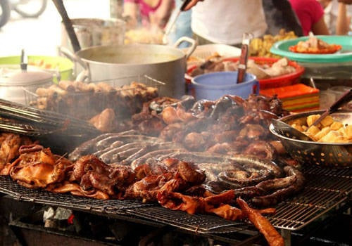 Món nướng thơm ngon trên bếp than hoa