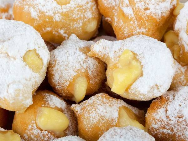 Nếu bạn từng ghé một tiệm bánh ở Italy, chắc hẳn bạn đã nếm thử món bánh Zeppole. Món này được cho là có nguồn gốc từ Naples, là viên bột tròn chiên lên, bên trong là nhân thạch, trứng, kem hoặc chocolate, đựng trong túi giấy.